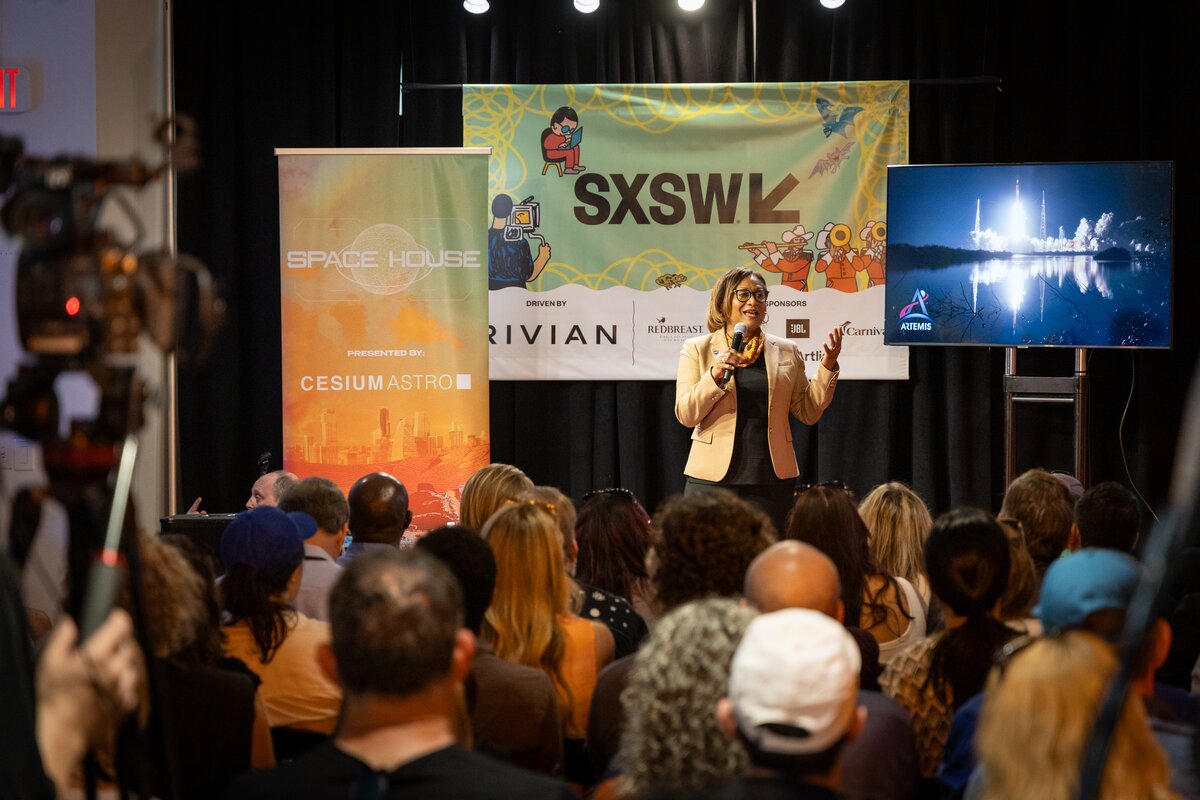 NASA 约翰逊航天中心主任 Vanessa Wyche 在 SXSW 2026 发表演讲（NASA 照片）