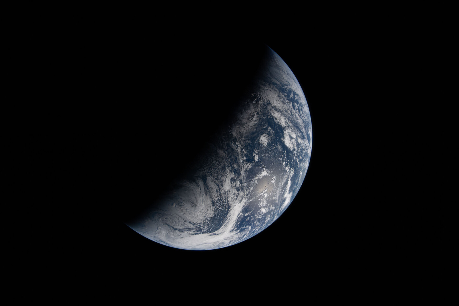 Artemis II 宇航员拍摄的地球明暗界线影像（NASA 图像）