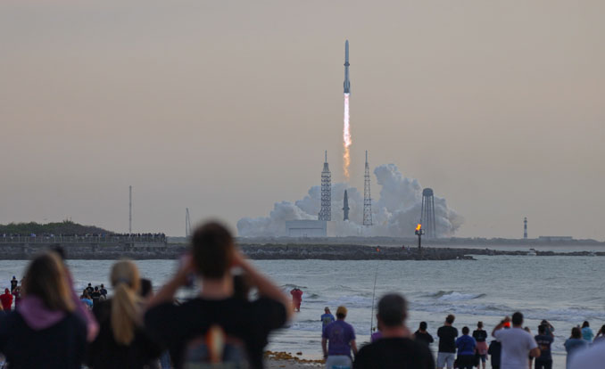 蓝色起源新格伦火箭从发射台升空（Spaceflight Now 图片）