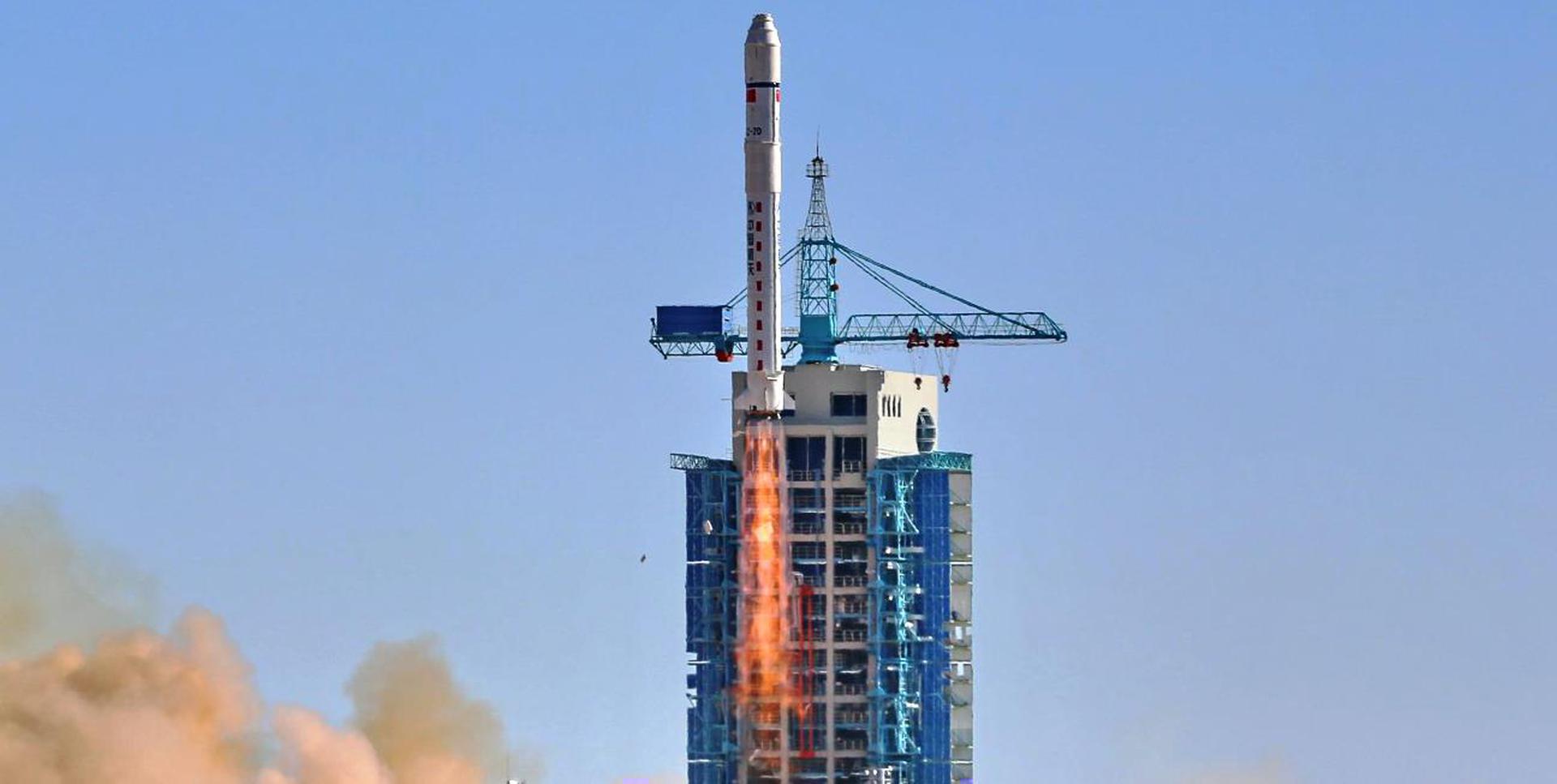 长征二号D运载火箭发射升空（澎湃新闻/许立豪 摄）