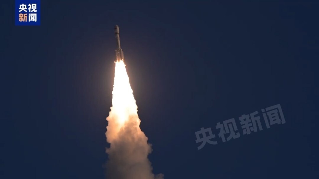 长六改火箭点火升空（宋天宇 摄）