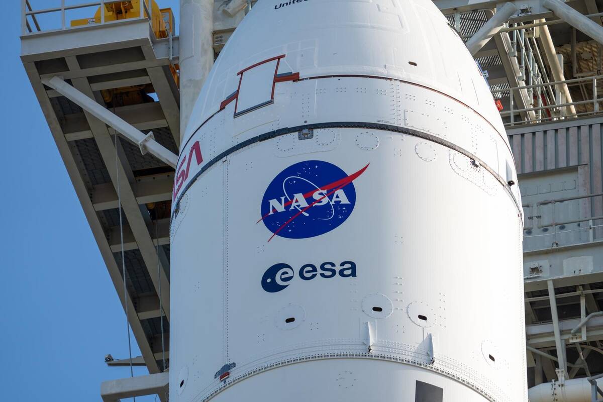 NASA Artemis II 任务中 SLS 火箭与猎户座飞船转运至 39B 发射台（NASA 图片）