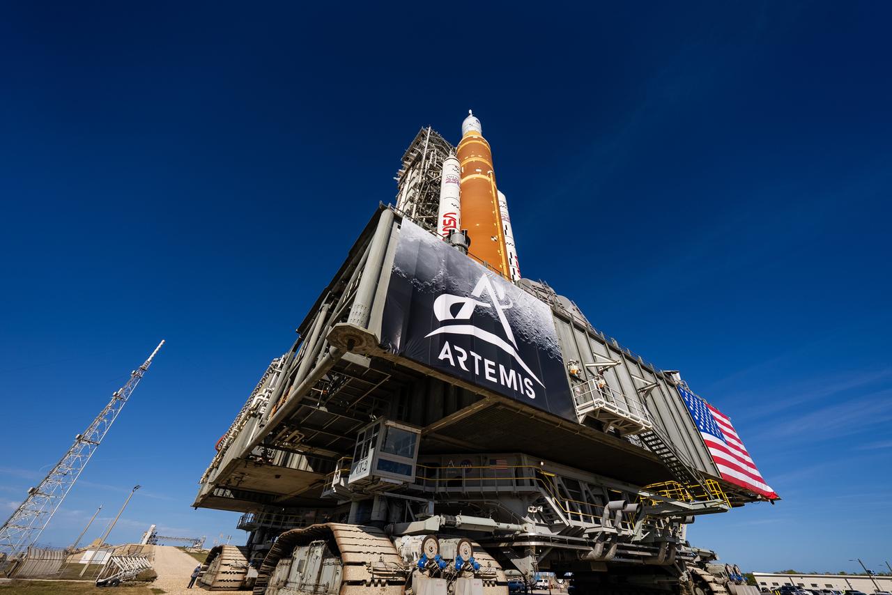 Artemis II 火箭转运至发射工位（NASA / Kennedy Space Center）