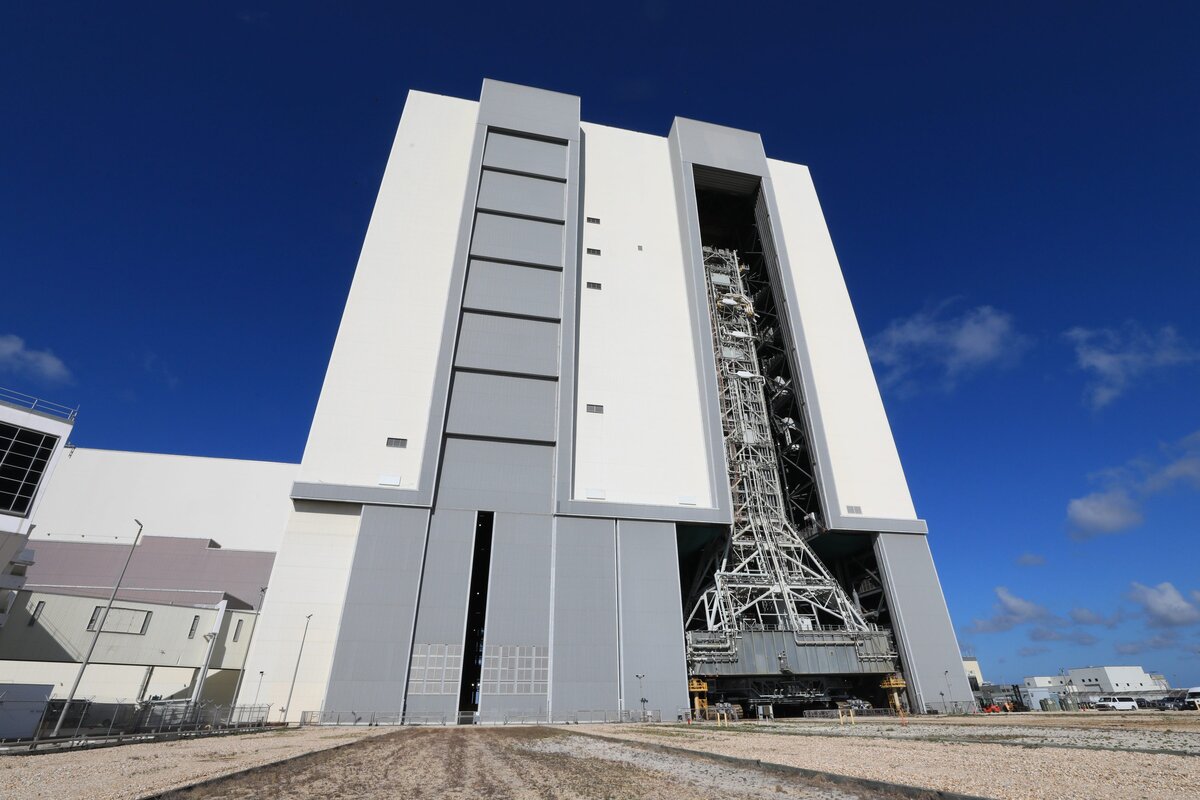 NASA's Mobile Launcher Returns to VAB Ahead of Artemis III Mission