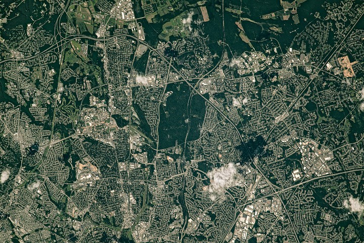 NASA 发布华盛顿郊区绿色空间卫星影像：城市绿带与人类住区