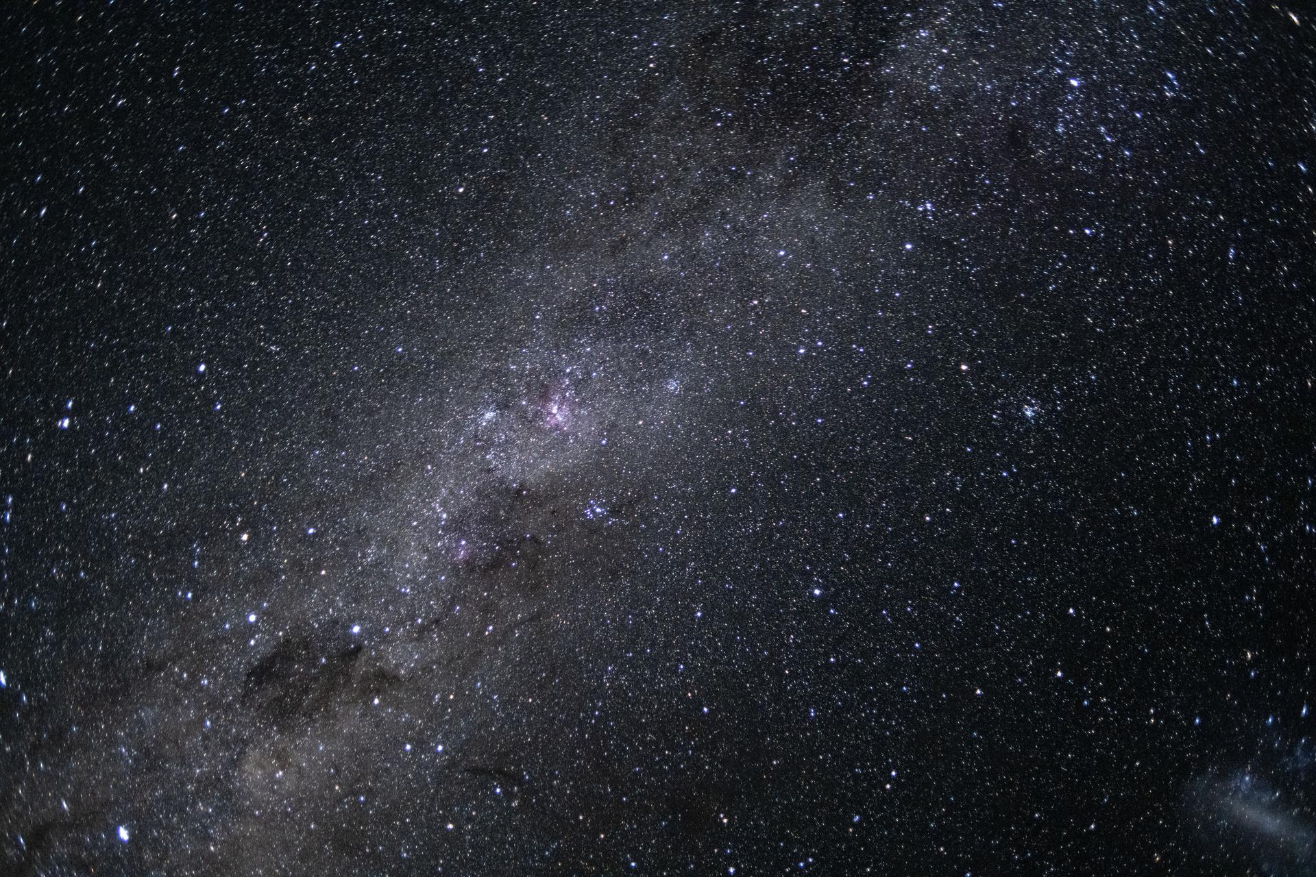 Artemis II宇航员在奔月途中拍摄银河壮景