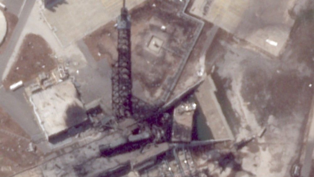 从太空看新格伦爆炸：Planet Labs 卫星影像显示 LC-36 发射台被严重烧灼，Bezos 携 Isaacman 现场视察后誓言「Gradatim Ferociter」